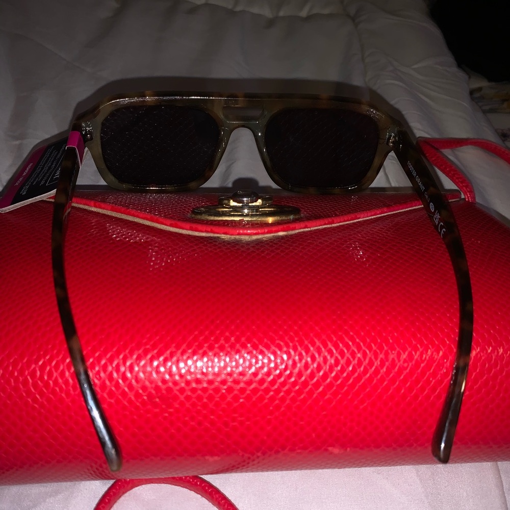 NWT Foster Grant Tortoiseshell Sunglasses with Dark Lenses 100% UVA protection - Picture 6 of 8